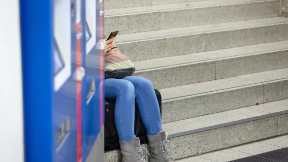 Mit dem Handy - &copy; Foto: Friso Gentsch/dpa