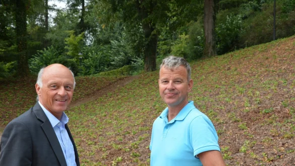 Am Steilhang: B&uuml;rgermeister Klaus Geise (links) und Landschaftsbauer Thomas Grytz &uuml;berpr&uuml;fen die Pflanzen. - &copy; Tanja Watermann