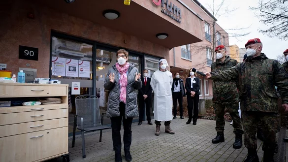 Kramp-Karrenbauer besucht Altenheim - &copy; Foto: Kay Nietfeld/dpa