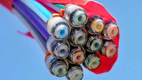 Glasfaserkabel - &copy; Foto: Uwe Anspach/dpa