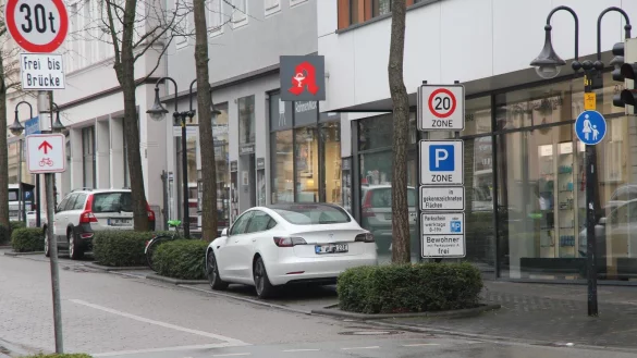 F&uuml;r Elektro-Autos mit einem "E-Zusatz" im Kennzeichen muss auf den st&auml;dtischen Parkpl&auml;tzen und auf Stellfl&auml;chen am Stra&szlig;enrand kein Parkticket gezogen werden. - &copy; Jana Beckmann