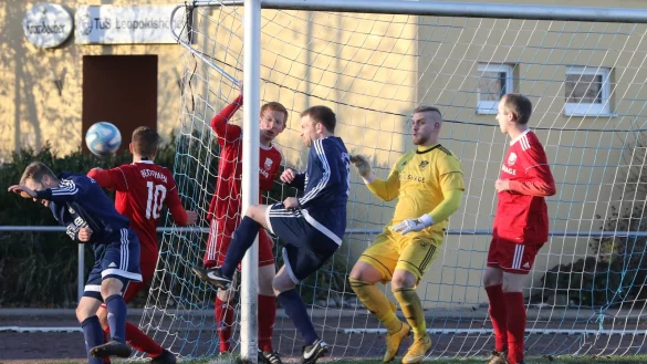 Gefahr vor dem Bexterhagener Geh&auml;use: Arne Middeldorf h&auml;lt sich am Tor-Gest&auml;nge fest, w&auml;hrend sein Torwart Tim Richter und Patrick Jasper (rechts) den Ball erwarten. Leopoldsh&ouml;hes Benjamin Holt (Mitte) ist einschussbereit. - &copy; Oliver K&ouml;nig