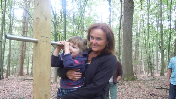 Am Guckrohr: Edith Romberg mit Enkelin Lexa. - © Dominik Tegeler