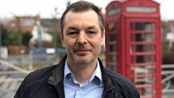 Oliver Siekmann steht vor der roten Telefonzelle an der Millau-Promenade. Seit gut einem Jahr ist er der Gesch&auml;ftsf&uuml;hrer des Stadtmarketings und zeitgleich sein einziger Mitarbeiter. - &copy; Sven Kienscherf