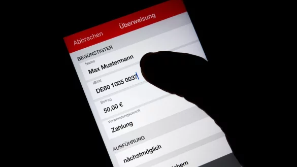 Banking-Apps im Test - &copy; Foto: Monika Skolimowska/dpa-Zentralbild/dpa-tmn