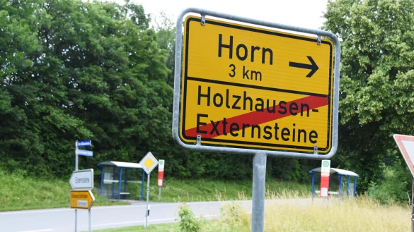 Die Ortseinfahrt nach Holzhausen-Externsteine ist f&uuml;r Fu&szlig;g&auml;nger und Radfahrer ein raues Pflaster. Wer zur nahe gelegenen Bushaltestelle m&ouml;chte, muss auf der Stra&szlig;e gehen und auf vorbeifahrende Autos achten. - &copy; Raphael Bartling