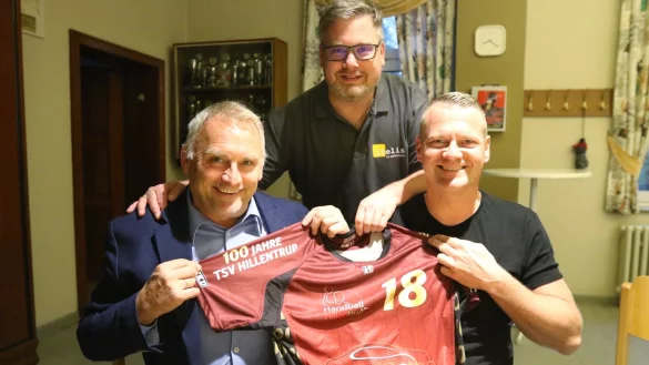 Trikot zum 100. des TSV Hillentrup: (von links) Andreas Hagemann, Christian Beine und Markus Ortmanns zeigen das Shirt. - © Oliver König