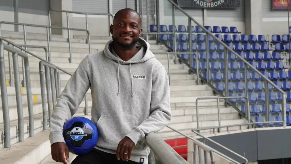 SCP-Neuzugang David Kinsombi nimmt schon mal die Home-Deluxe-Arena in Augenschein. - &copy; SC Paderborn 07