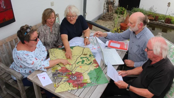 Im Gespr&auml;ch: (von links) Corinna Fillies, Ewa Jagrello-Dagef&ouml;rde, Erika Kohls, Wigbert Gru&szlig; und Manfred Goos geh&ouml;ren zum Sprecherkreis der B&uuml;rgerinitiative &bdquo;F&uuml;r Horn &ndash; keinen S&uuml;dring". Sie hoffen, dass sich die Politiker ernsthaft mit alternativen L&ouml;sungen zum S&uuml;dring besch&auml;ftigen werden. - &copy; Michaela Wei&szlig;e