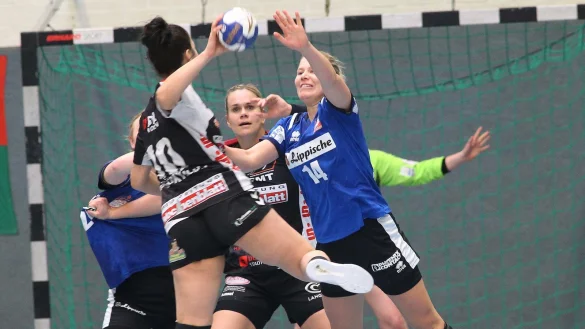 Umk&auml;mpft waren die Duelle. Hier blockt Blombergs Kamila Kordovsk&aacute; den Wurf von Fatos K&uuml;c&uuml;kyildiz. - &copy; Paul Cohen