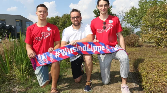 In Lippe am Ball: ALL-Gesch&auml;ftsf&uuml;hrer Andreas Sukop (Mitte) pr&auml;sentiert die Neuzug&auml;nge Shawn Pauly (links) und Jacques Tironzelli. - &copy; Oliver K&ouml;nig