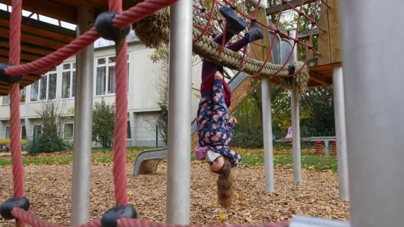 Die Welt steht Kopf? Nicht nur f&uuml;r Kinder mag es sich gerade so anf&uuml;hlen. Grundschulkind Laila (8) muss auch auf ihrem Lieblingsspielplatz an der Detmolder Brunnenwiese eine Maske tragen. Sie ist allerdings froh, dass der Spielplatz nicht geschlossen ist, wie beim ersten Lockdown. - &copy; Jost Wolf