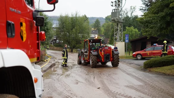 Am sp&auml;ten Freitagnachmittag haben die Sommergewitter auch den Kreis Lippe erreicht. Der heftige Regen hat in einigen Orten, wie hier in D&ouml;rentrup, f&uuml;r vollgelaufene Keller und viel Schlamm gesorgt. - &copy; FreitagTV/Stock