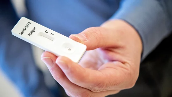 Die Einf&uuml;hrung von Corona-Schnelltests f&uuml;r Bewohner, Mitarbeiter und Besucher von Pflegeheimen und ambulanten Diensten bedeutet mehr Aufwand f&uuml;r die Einrichtungen. Unter anderem muss ein Testkonzept vorgelegt werden. - &copy; Hauke-Christian Dittrich/dpa