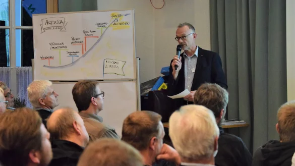Wie ist der Planungsstand? Beim Informationsabend stellten Thomas Lange und seine Kollegen von Stra&szlig;en.NRW den bisherigen Fortschritt der Ortsumgehung Cappel vor. - &copy; Greta Wiedemeier
