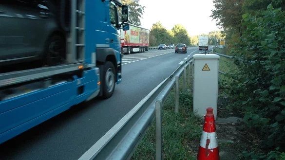 Nicht mehr n&ouml;tig: An dieser Stelle auf der Ostwestfalenstra&szlig;e, an der ein Leitkegel steht, gab es einen hochmodernen Starenkasten. Durch die Ampelanlage an der Abfahrt W&ouml;bbel (Hintergrund) war sie jedoch &uuml;berfl&uuml;ssig und ist deshalb entfernt worden. - &copy; Manfred Brinkmeier