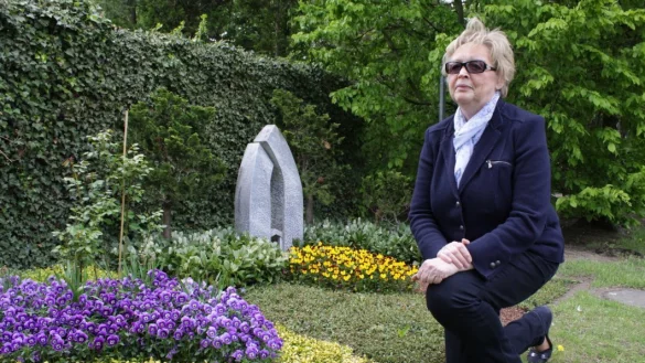 An einem Mustergrab: Friedhofsverwalterin Rosemarie Vertkersting bedauert, wie h&auml;ufig an den Ruhest&auml;tten gestohlen wird. - &copy; Wigger