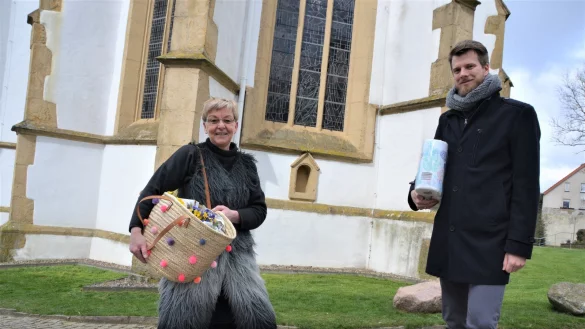 Heike Weidhase und der Vorsitzende des CVJM Oerlinghausen, Lukas Baumgarth, sind sicher, dass sich auch über die Nachbarschaftshilfe hinaus viele bereit erklären, Einkäufe zu übernehmen oder andere Notwendigkeiten für ihre Mitmenschen zu erledigen. Foto: Karin Prignitz - © Karin Prignitz