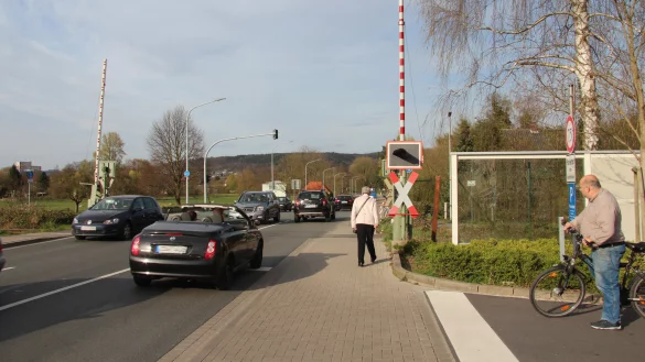 Bahn&uuml;bergang ohne Bahn: Obwohl hier seit vielen Jahren regul&auml;r keine Z&uuml;ge mehr fahren, stehen an der Pagenhelle immer noch die Schranken. Dies geschieht, damit der Zugverkehr leichter reaktiviert werden kann, wie es jetzt Pro-Bahn-Vertreter fordern. - &copy; Tobias Schneider