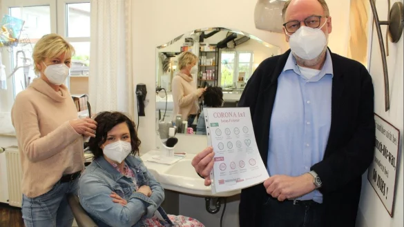 Die Friseurmeister Anja Schleef (von links), Julia Wattenberg-Brandt und Olaf H&ouml;lling fordern Solidarit&auml;t oder Abschaffung der Testpflicht f&uuml;r Friseursalons. - &copy; Anastasia von Fugler