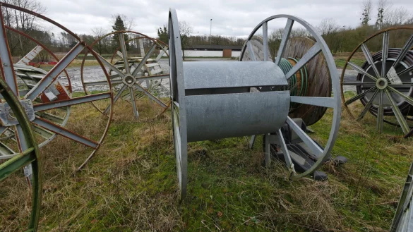 Derzeit hat der Bauhof auf dem f&uuml;r einen Wohnmobilhafen in Horn in Frage kommenden Gel&auml;nde hinter dem Freibad Gr&uuml;nabf&auml;lle und ein paar Kabeltrommeln gelagert.&nbsp; - &copy; Jost Wolf