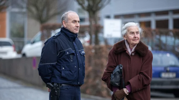 Unger&uuml;hrt: F&uuml;r Ursula Haverbeck hat es den Holocaust nie gegeben. Die Nebenkl&auml;ger und Opfer mussten auf dem Weg ins Gericht an ihr vorbeifahren. Ihre Anwesenheit sorgte beim Prozessauftakt im Februar f&uuml;r Tumulte. - &copy; Archiv: Torben Gocke