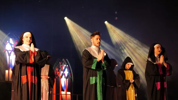 Die "Nacht der Musicals" überzeugt mit vielfältigem Programm. Hier führt das Ensemble ein Medley aus "Sister Act" auf. - © Thomas Krügler