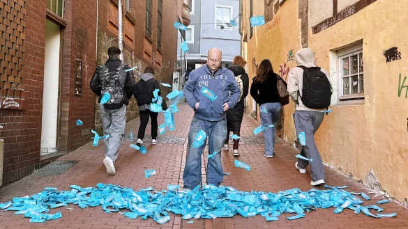 Michael Dietl protestiert in der Leiterstra&szlig;e gegen den M&uuml;ll, den seiner Meinung nach vor allem Sch&uuml;ler und Sch&uuml;lerinnen produzieren. Daf&uuml;r hat er rund 1000 Verpackungen von Einweg-E-Zigaretten gesammelt. - &copy; Patrick Schwemling