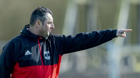 Wegweisend - Der neue Trainer des SuS Lage, Branco Trailovic, weist seinem Team die Richtung. Foto: Egon Penner. - &copy; Egon Penner