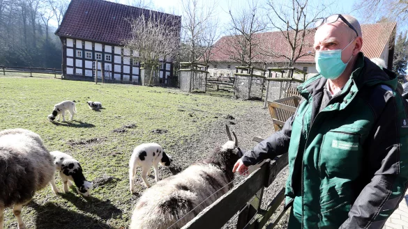 F&uuml;r die Tierpfleger - hier Markus Hinker - und ihre Sch&uuml;tzlinge ist die ungewohnte Leere eine ganz neue Situation.&nbsp; - &copy; Wolfgang Rudolf