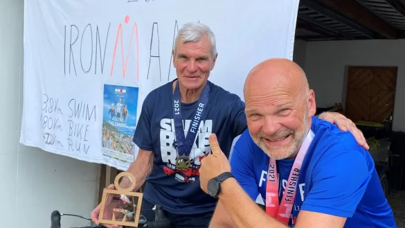 Daumen hoch von Achim "L&ouml;we" Rubel f&uuml;r seinen Vater Achim Rubel vor dem Carport in Schwalenberg. - &copy; Sebastian Lucas