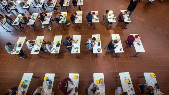 F&uuml;r Sch&uuml;ler in NRW steht das Abitur bald erst wieder nach neun Jahren auf dem Plan.
 - &copy; picture alliance / dpa