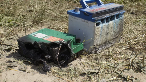 Im Feuer verbrannte ein Elektrozaun mitsamt Steuerger&auml;t und Akku. - &copy; Werner Hoppe