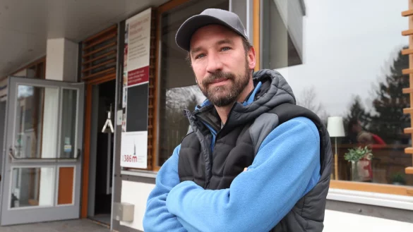 Der Weg zum Hermann ist frei, doch neben der Stra&szlig;e muss noch ger&auml;umt werden. Gastronom Guido R&ouml;cken ist entt&auml;uscht. - &copy; Vera Gerstendorf-Welle