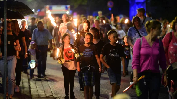 Mit bunt leuchtenden Laternen und brennenden Fackeln haben hunderte Menschen am Donnerstagabend mit dem &bdquo;Lampionzug&ldquo; das Heimatfest er&ouml;ffnet. - &copy; Nicole Ellerbrake
