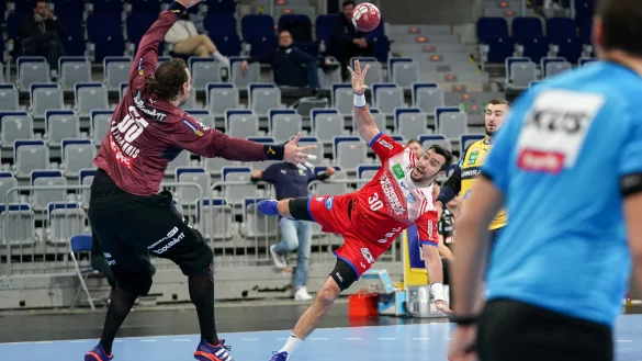 &Uuml;ber Gedeon Guardiolas einzigen Treffer gegen die Rhein-Neckar L&ouml;wen gab es bei Sky kontroverse Meinungen. W&auml;hrend Kommentator Dennis Baier von einem &bdquo;gef&uuml;hlvollen Heber&ldquo; &uuml;ber Nikolas Katsigiannis (links) sprach, korrigierte ihn Stefan Kretzschmar umgehend. Der Ex-Nationalspieler bezeichnete &bdquo;Gedes&ldquo; Wurf als &bdquo;Betonleger&ldquo;. - &copy; foto2press