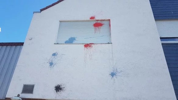 Unbekannte haben nach Angaben von Wirt Kurt Gnade am fr&uuml;hen Sonntagmorgen Farbbeutel auf die Fassade des Gasthofs geworfen. - &copy; Kurt Gnade