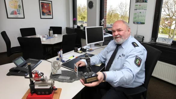 Erinnerungen: Kollegen an fr&uuml;heren Arbeitsstationen haben Bernd Stienkemeier Charakteristisches mit auf den Weg gegeben. Eine Dampfmaschine erhielt er, weil er der Motor der Truppe war. Die Festplatte mit Abakus steht f&uuml;r technische Modernisierung; der &bdquo;Special-Metal-Man" ist aus Patronenh&uuml;lsen der auf einem Schie&szlig;stand verbrauchten Munition gegossen worden. - &copy; Bernhard Preuss