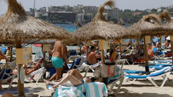 Touristen auf Mallorca - &copy; Foto: Clara Margais/dpa