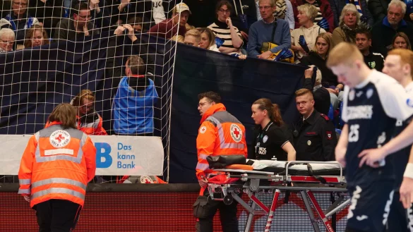 Tiefe Betroffenheit bei Niels Versteijnen und Nicolai Theilinger (rechts), während hinter den schwarzen Sichtschutztüchern um das Leben eines Zuschauers gerungen wird. - © Jörg Hagemann