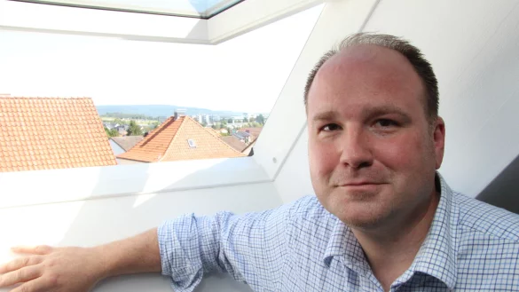 Christoph Dolle residiert unterm Dach und hat von der K&uuml;che aus den weiten Blick bis zum Flachsmarkt, vom Wohnzimmerfenster aus bis hin zum Martiniturm. Er f&uuml;hlt sich l&auml;ngst in Blomberg zu Hause.&nbsp; - &copy; Marianne Schwarzer