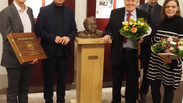 Es war ein „ehrenvoller“ Auftritt für den international wertgeschätzten Komponisten Walter Steffens. Zur Vorstellung seiner Büste gratulierten (von links) Bürgermeister Josef Suermann, Landrat Michael Stickeln, Marienmünsters Kulturschaffender Hans Hermann Jansen und die Künstlerin Rona Steffens. - © Josef Köhne