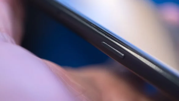 Assistant-Knopf am Nokia 3.2 - &copy; Foto: Andrea Warnecke/dpa-tmn