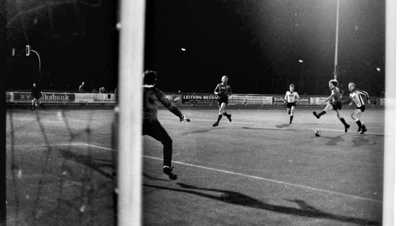 Flutlicht &uuml;ber Lippes erstem Kunstrasen: Osnabr&uuml;cks Paul Linz hat abgezogen. - &copy; J&ouml;rg Hagemann