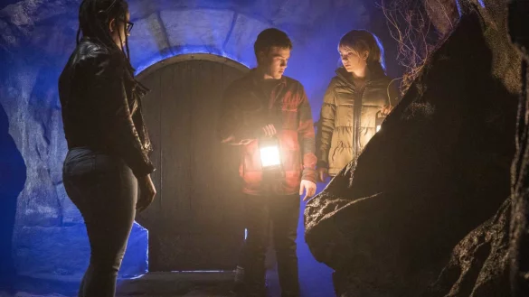 Tyler (Connor Jessup, Bildmitte) und Kinsey Locke (Emilia Jones, rechts) sto&szlig;en bei ihren Expeditionen auf der Suche nach der Vergangenheit ihres Vaters auf ein gruseliges Geheimnis. - &copy; Netflix/Christos Kalohoridis