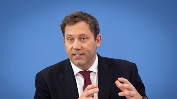 Lars Klingbeil (SPD), Bundesminister der Finanzen, spricht w&auml;hrend einer Pressekonferenz zum Haushalt 2026. - &copy; Soeren Stache/dpa