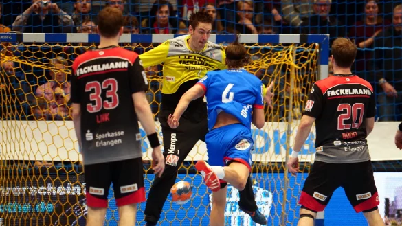 Bjarki Mar Elisson gibt Nikolai Link und Nico B&uuml;del das Nachsehen und vernascht auch noch Bundesligarekordspieler Carsten Lichtlein. - &copy; J&ouml;rg Hagemann