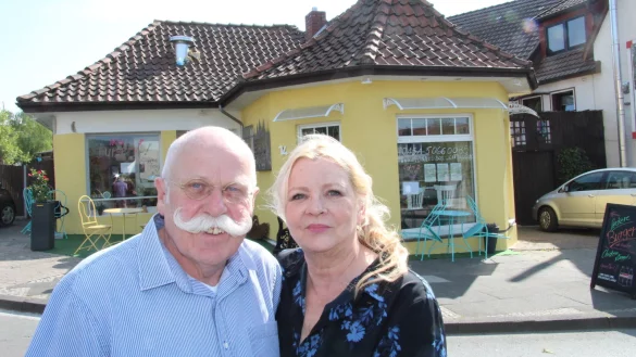 Neues Projekt: Reinhold und Marina Mennecke haben den historischen Pavillon in Schieder als Currywurstbude hergerichtet. - © Marianne Schwarzer