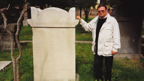 Betreibt seit drei&szlig;ig Jahren Ahnenforschung: der Alverdisser Ernst Werpup, hier im April 1990, am Grab seines Vorfahren Georg von Werpup, der auf dem ber&uuml;hmten Friedhof der Dichter, Denker und K&uuml;nstler in Rom bestattet ist. - &copy; Bildrechte: Ernst Werpup