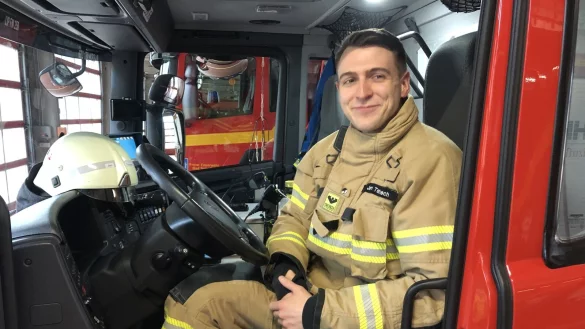 Jan Tschech sitzt in einem Einsatzfahrzeug in der Feuerwache in Sch&ouml;tmar. F&uuml;r das Foto hat er die Maske kurz abgenommen. - &copy; Sven Kienscherf